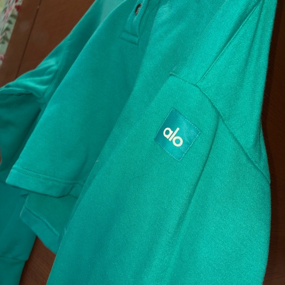 ALO Yoga Women's Green Cropped Fleece Henley - Picture 4 of 6